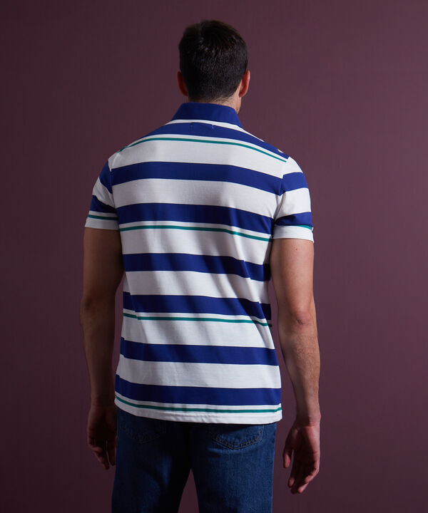 Polo Preteñida Cuello Duro Con Bolsillo, Pechera Y Banda En Contraste Unicolor, Silueta Regular Fit