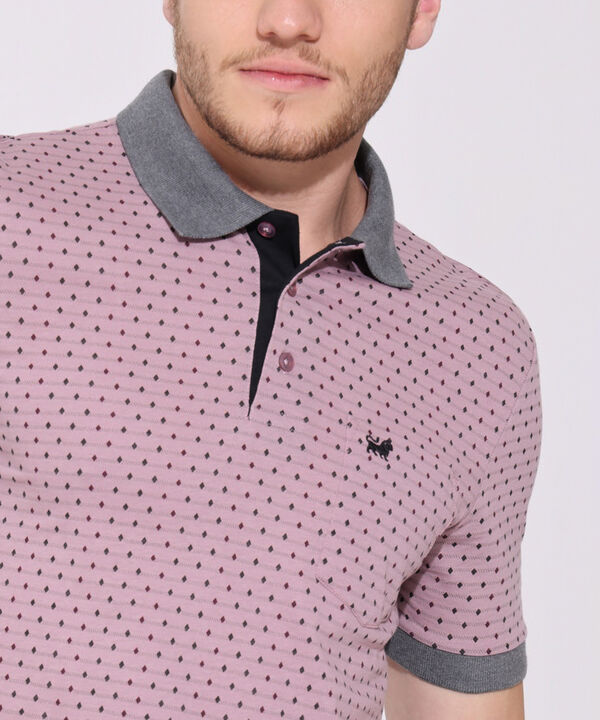 Polo Estampada, Cuello Y Puños Tejidos En Contraste Con Bolsillo, Silueta Regular Fit image number null