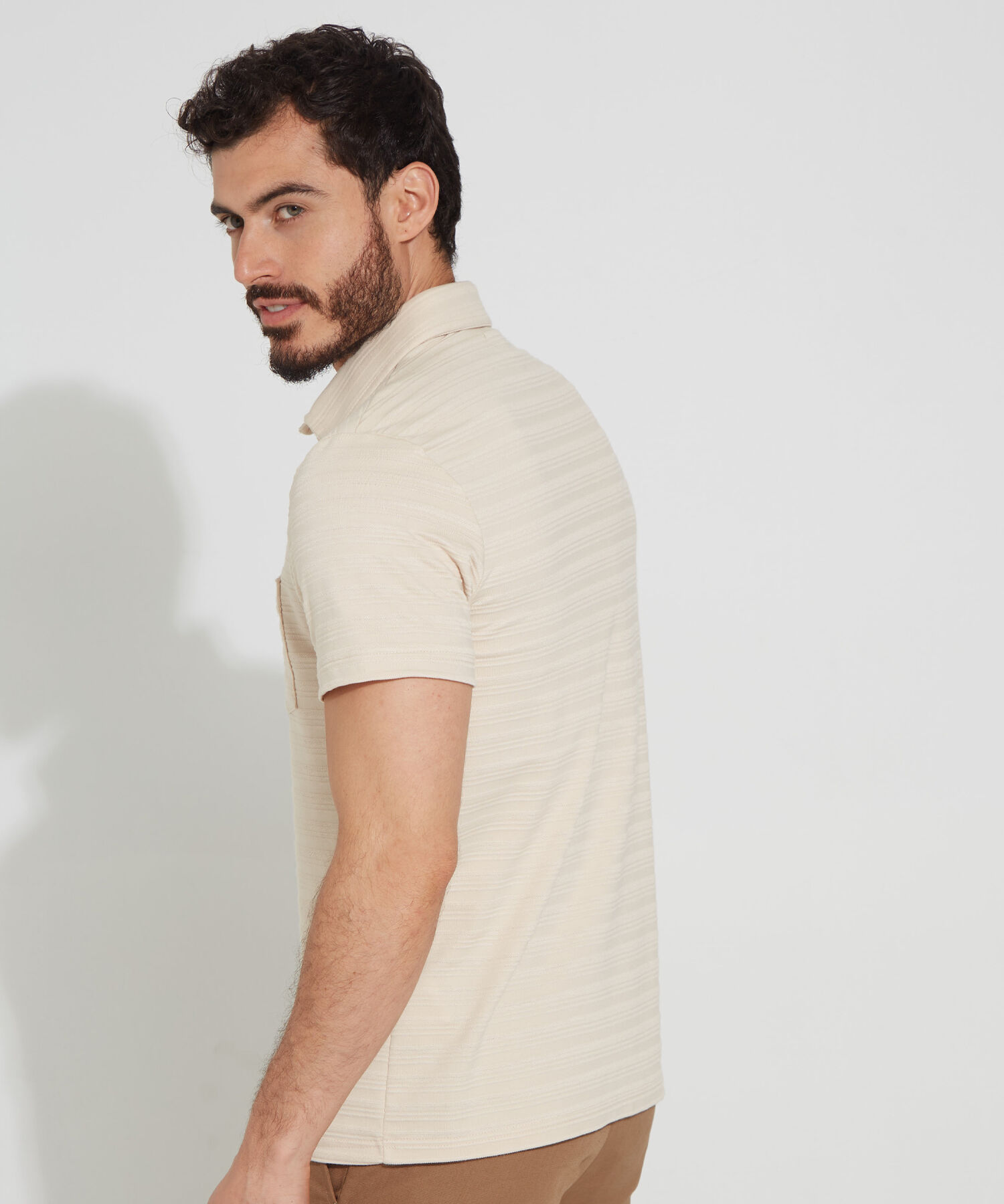 Polo Unicolor Textura, Cuello Maquina Duro Con Bolsillo Y Silueta Slim Fit