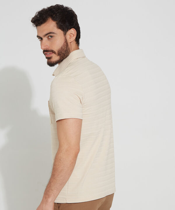 Polo Unicolor Textura, Cuello Maquina Duro Con Bolsillo Y Silueta Slim Fit