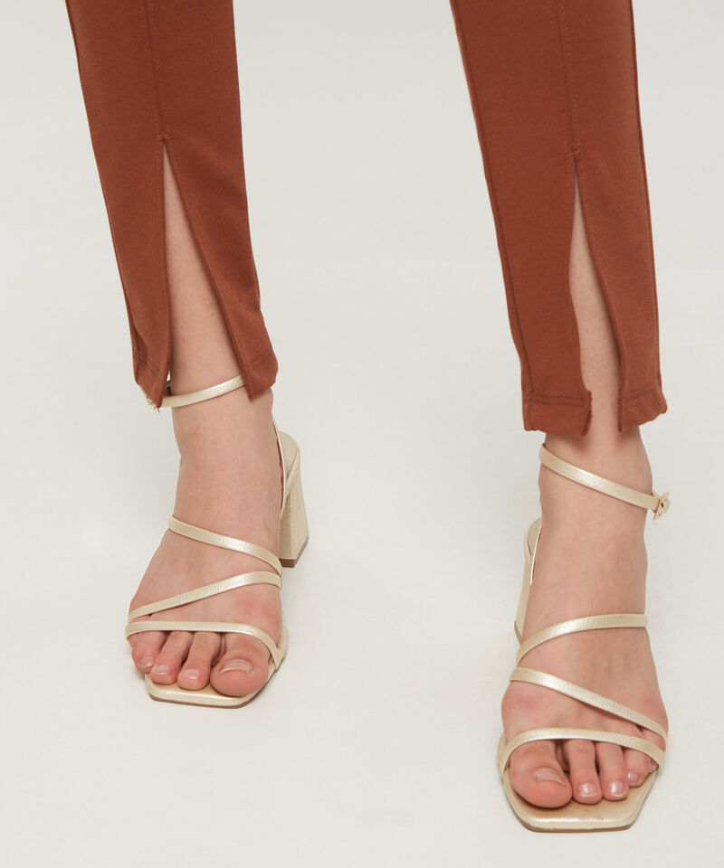 Leggins Unicolor, Tiro Alto Con Corte Central Y Abertura En Bota, Trópico Floral