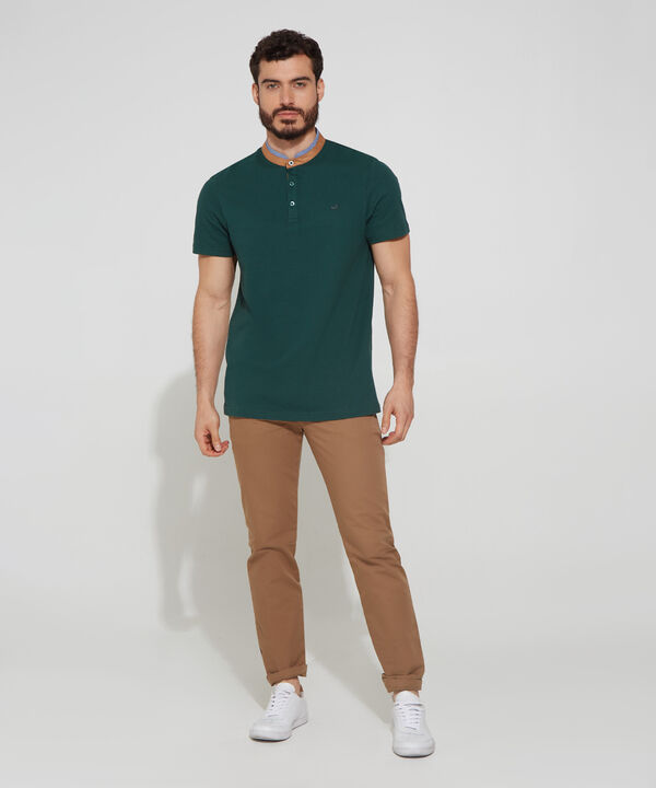 Polo Unicolor Cuello Neru Con Detalles En Suede