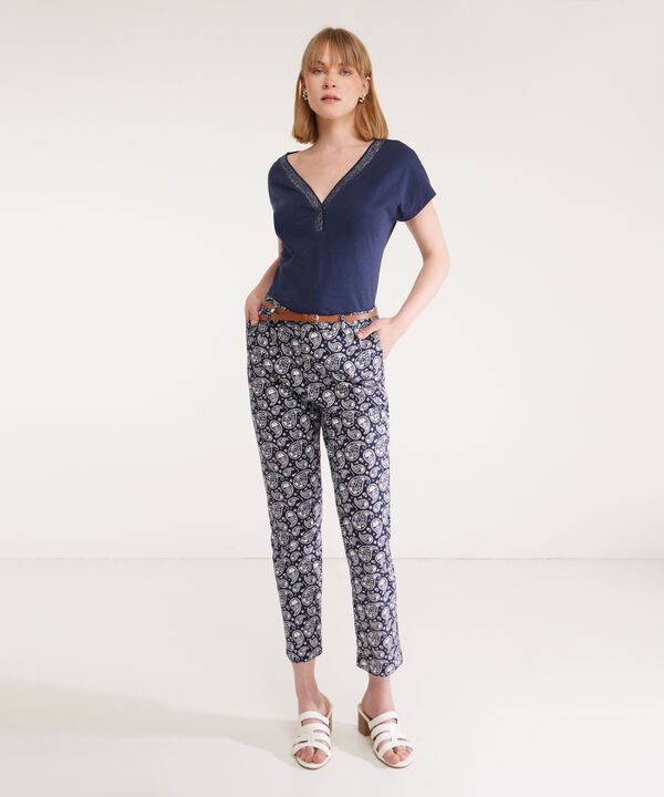 Pantalón Chino Estampado Con Cinturón image number null