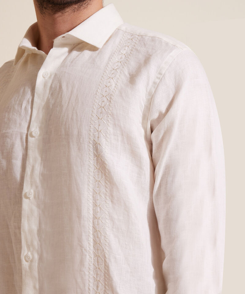 Camisa Guayabera Manga Larga, Sin Bolsillo  Con Bordado.