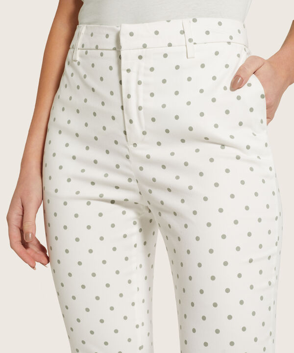 Pantalon Capri Con Bolsillos Laterales image number null