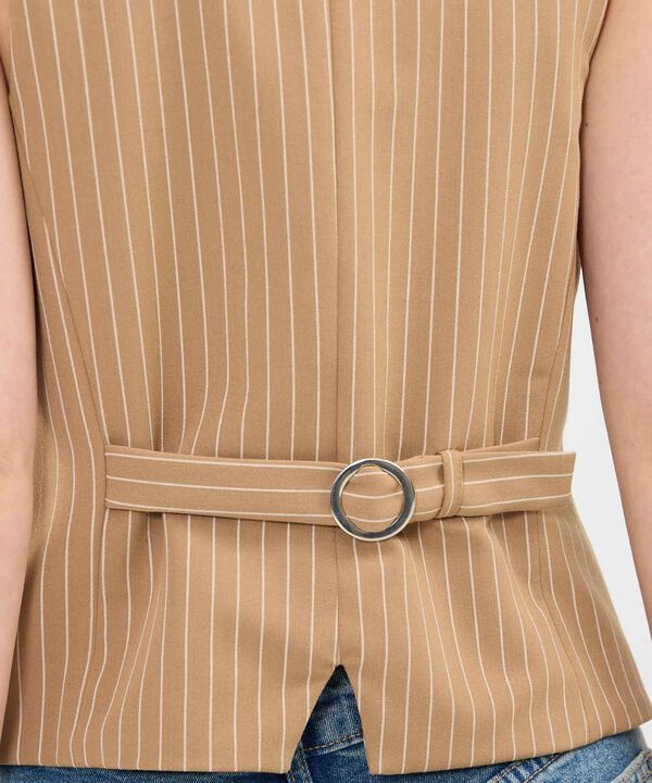Chaleco estampado con botones martillados para mujer