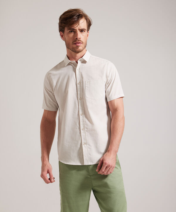 Camisa Estampada Manga Corta Con Bolsillo Y Silueta Slim Fit