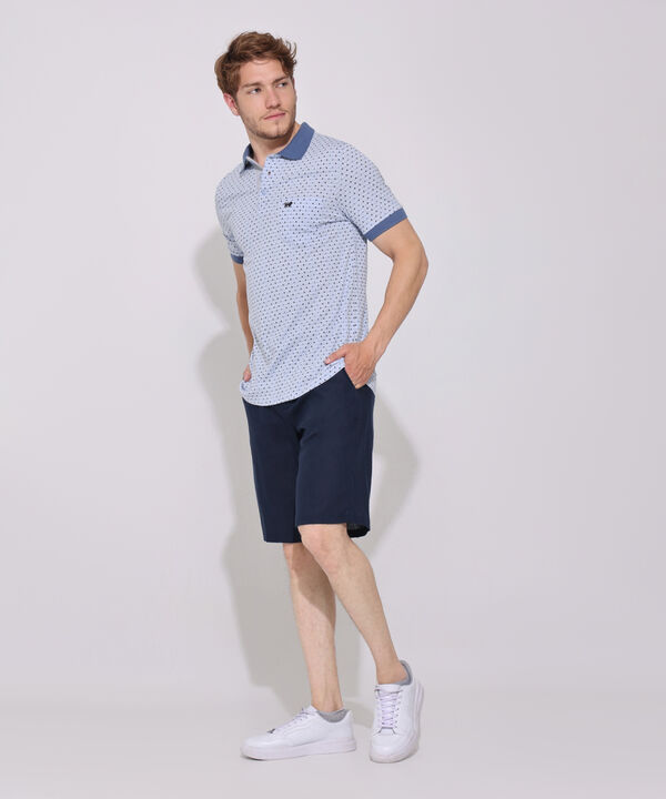 Polo Estampada, Cuello Y Puños Tejidos En Contraste Con Bolsillo, Silueta Regular Fit