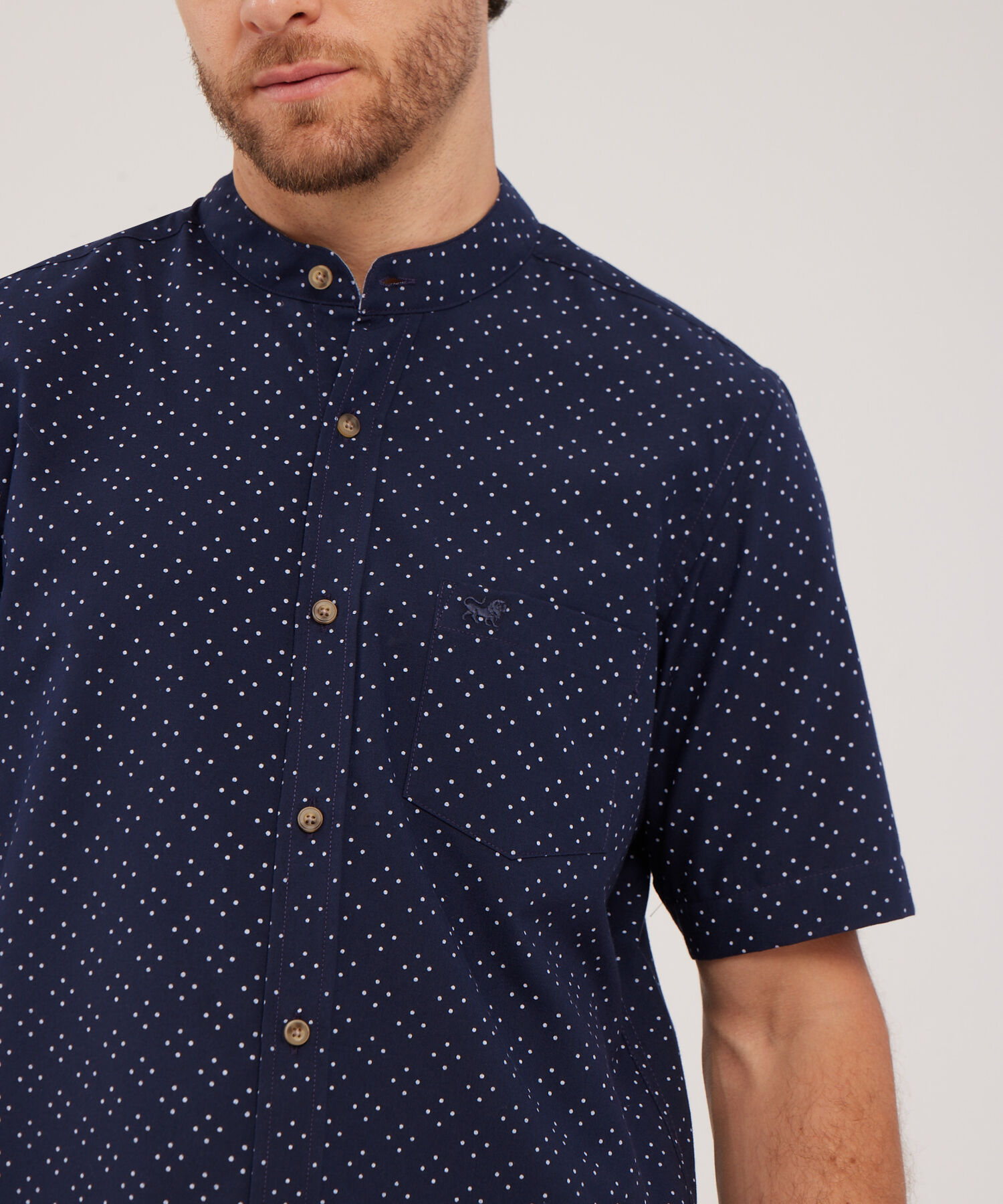 Camisa Estampada, Manga Corta, Cuello Nerú Con Bolsillo Y Silueta Regular Fit, Magia En El Caribe