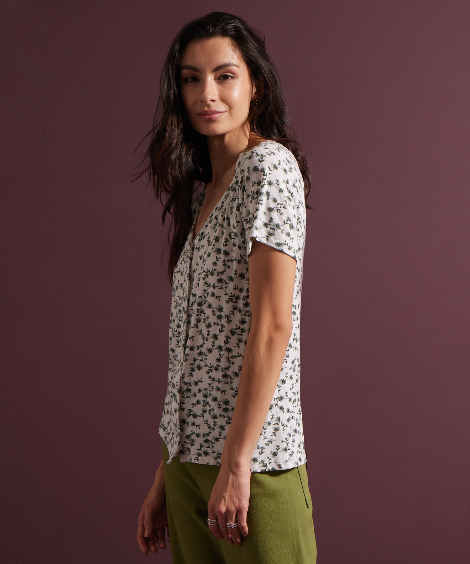 Camiseta Estampada Cuello V, Manga Corta Con Recogido Y Botonadura En Centro Frente