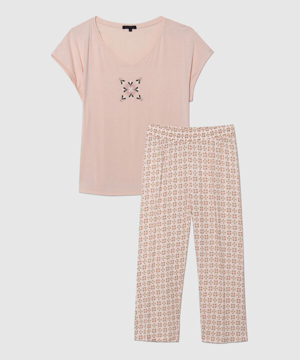 Pijama Camiseta Cuello En V Con Screen Y Pantalon Capri Tejido Plano