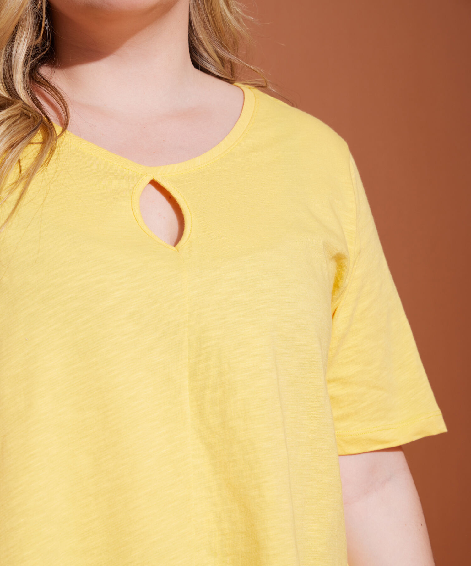 Camiseta Manga Corta Con Abertura En Cuello