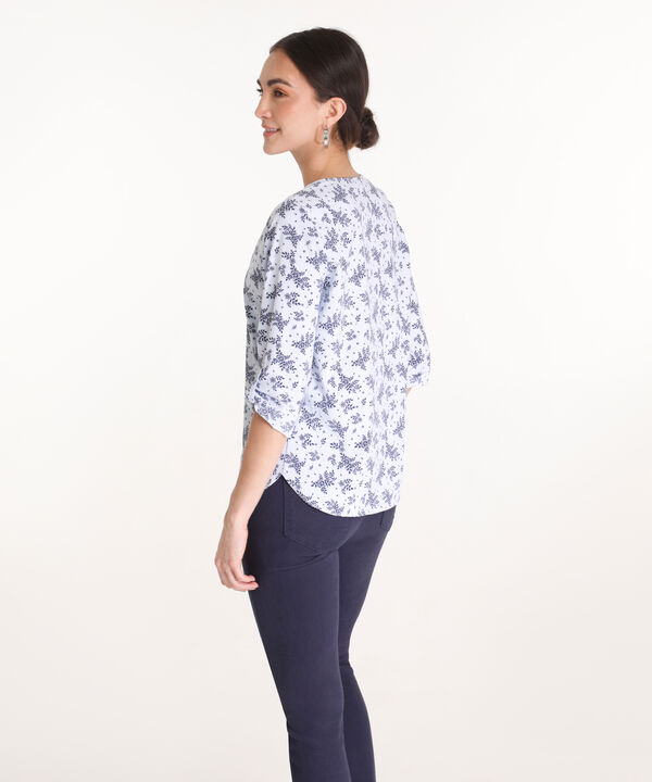 Blusa Estampada, Manga 3/4 Con Charretera, Cuello En V Y Silueta Fluida