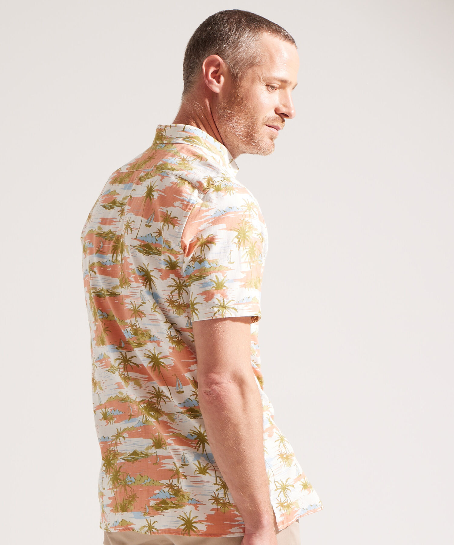 Camisa con Estampado Tropical de Hojas