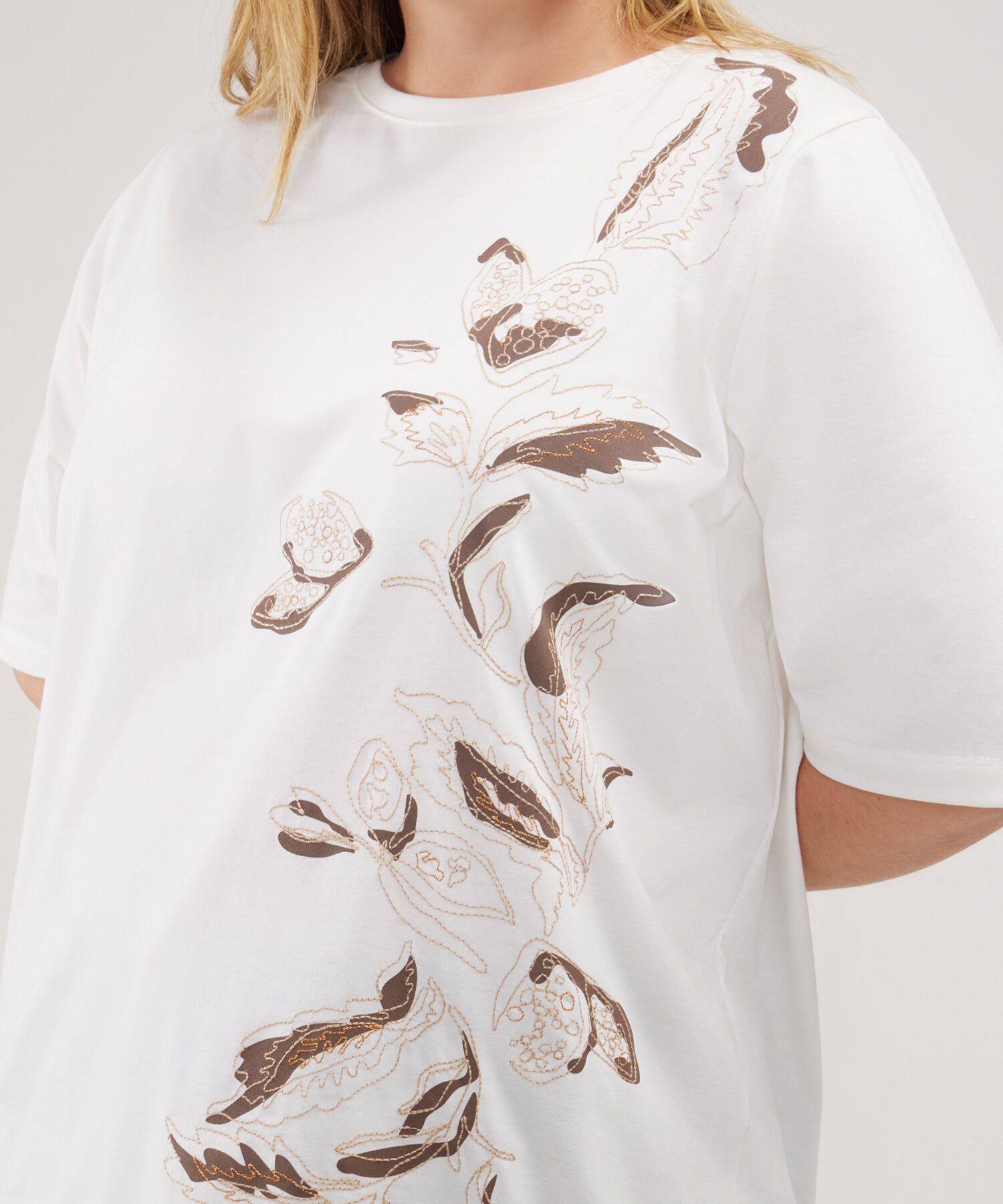 Camiseta Manga Al Codo Cuello Redondo Con Bordado