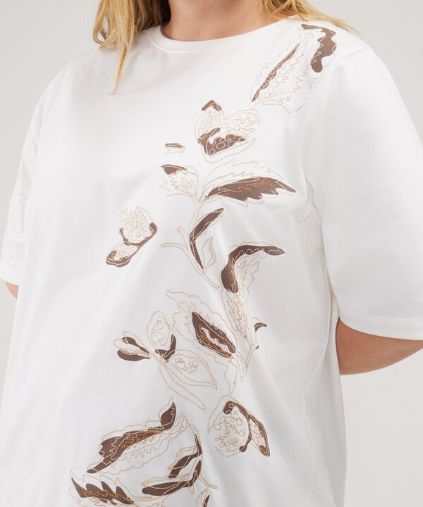 Camiseta Manga Al Codo Cuello Redondo Con Bordado