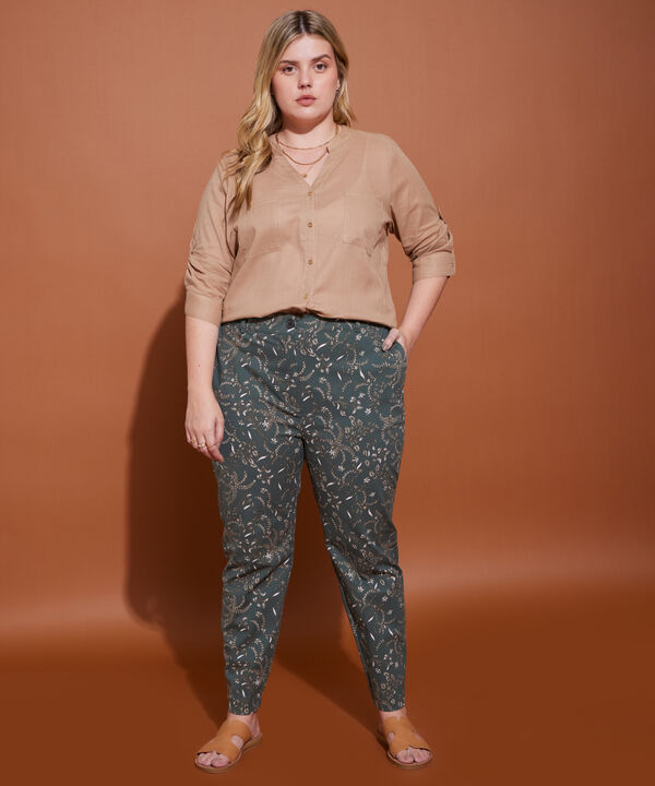 Pantalón Chino Estampado Con Elastico En Posterior
