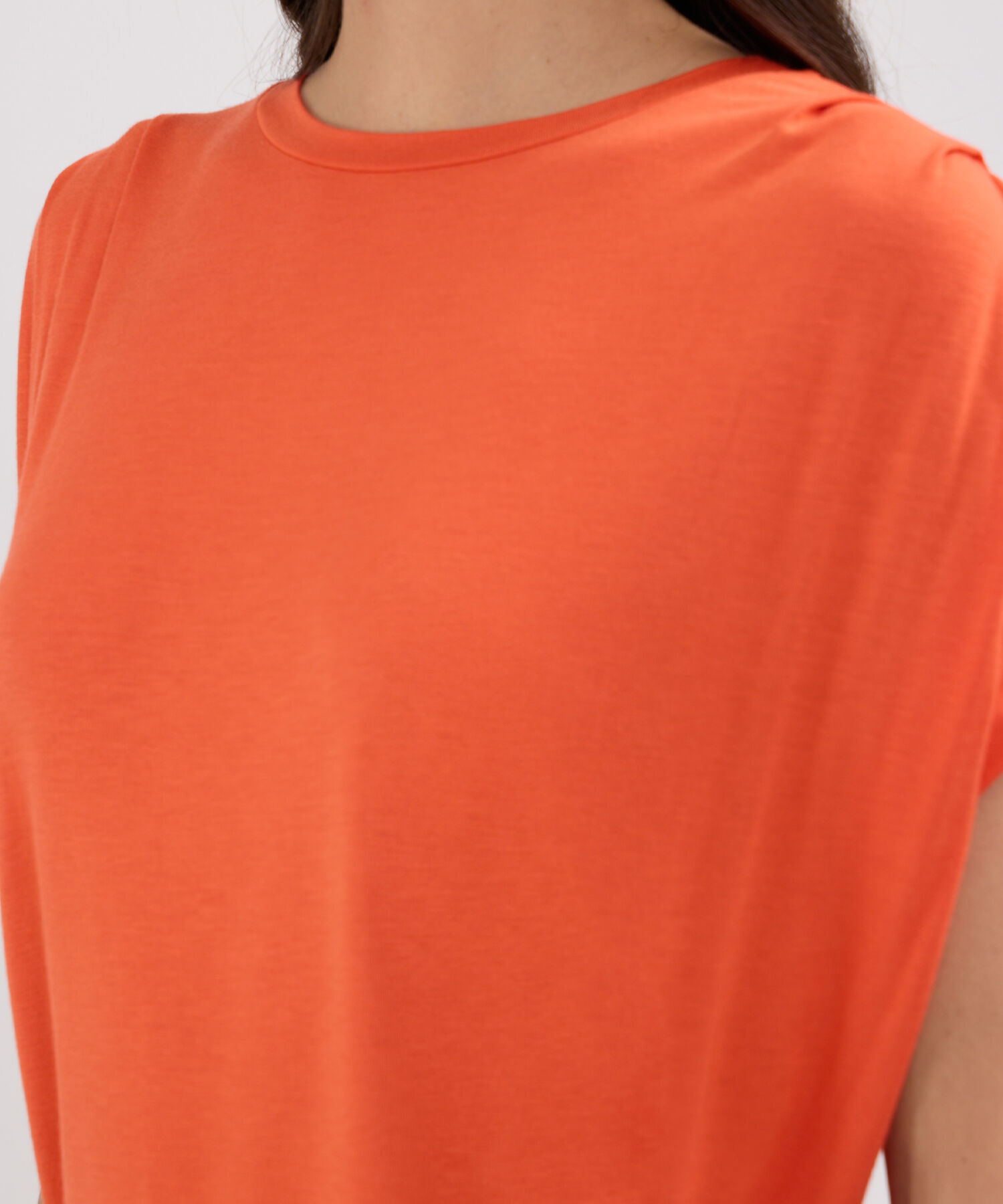 Camiseta Unicolor Cuello Redondo, Manga Sisa Con Pinzas En Hombros