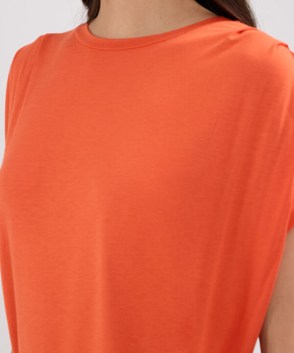 Camiseta Unicolor Cuello Redondo, Manga Sisa Con Pinzas En Hombros