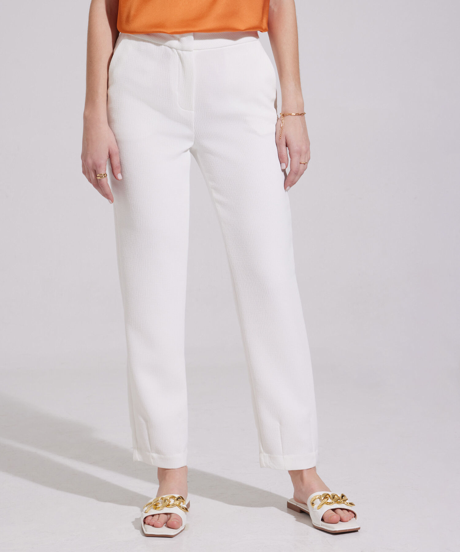 Pantalón Unicolor Con Detalle De Pinzas En Bota