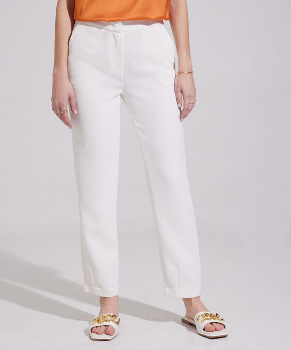 Pantalón Unicolor Con Detalle De Pinzas En Bota