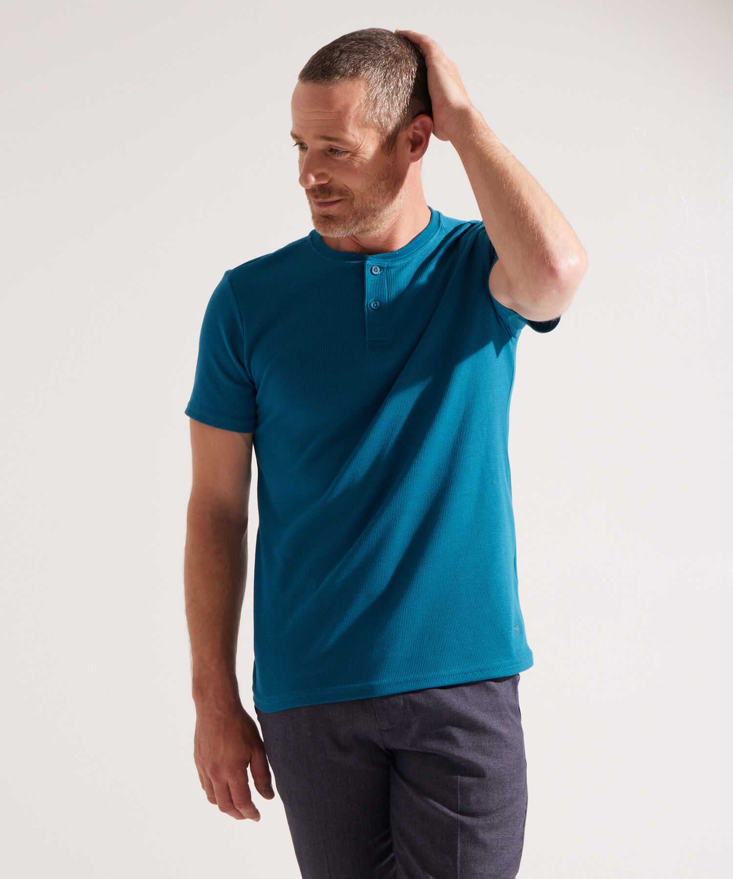 Camiseta con Cuello Henley