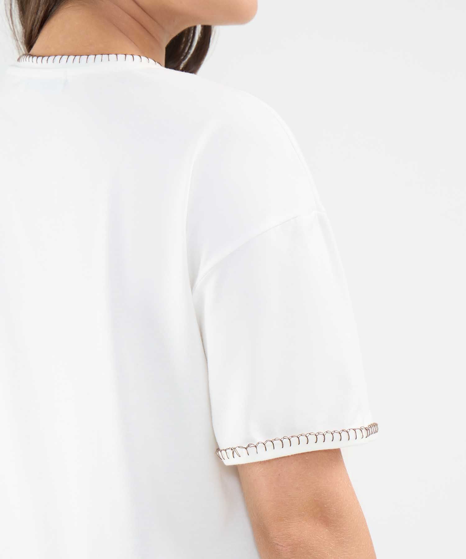 Camiseta con Bordado