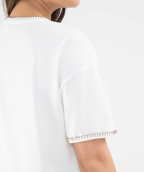 Camiseta con Bordado