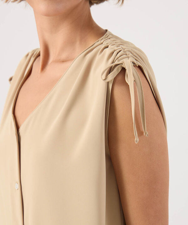 Blusa unicolor con detalle en hombros  image number null