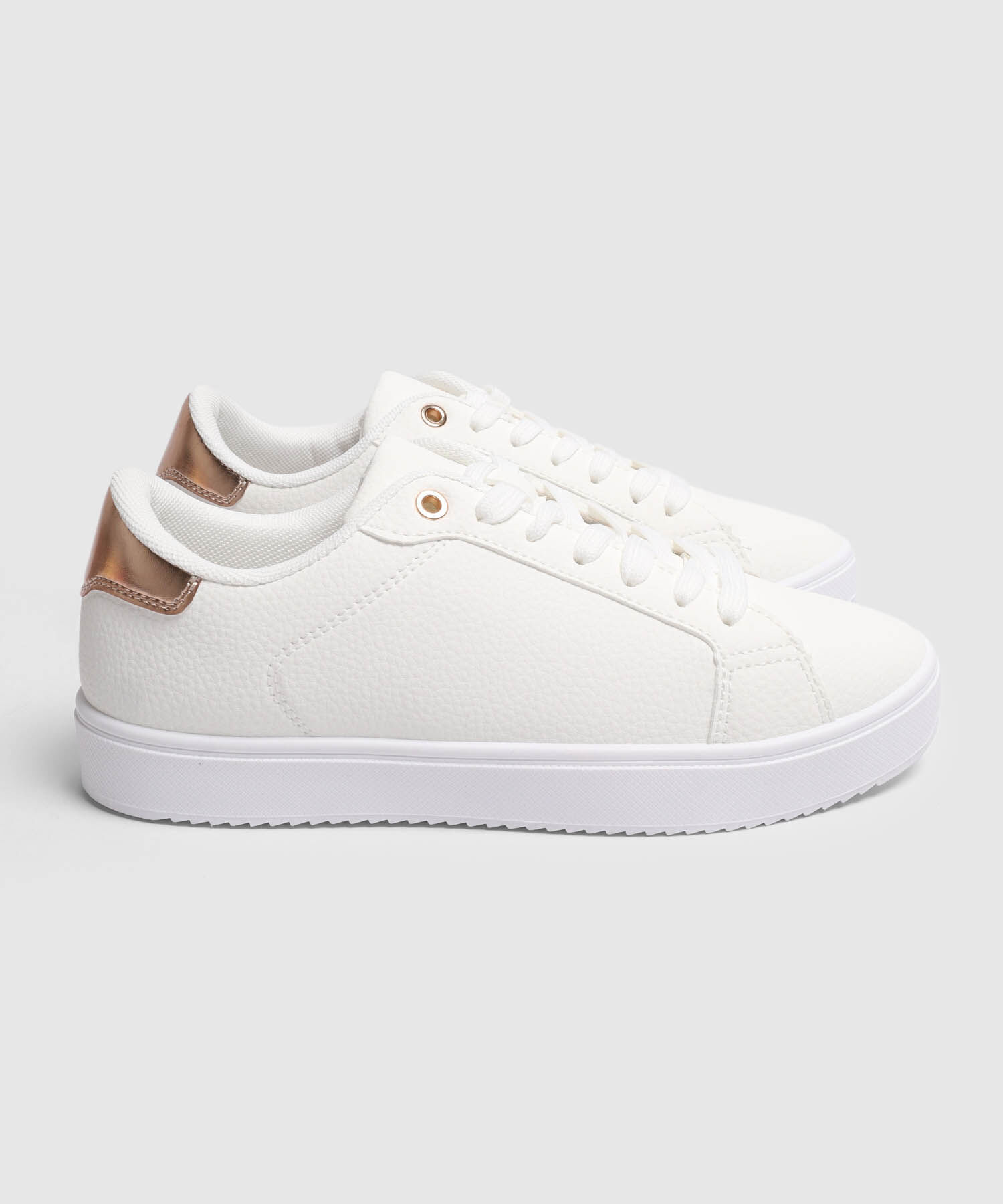 Tenis Urbanos Con Detalle Posterior