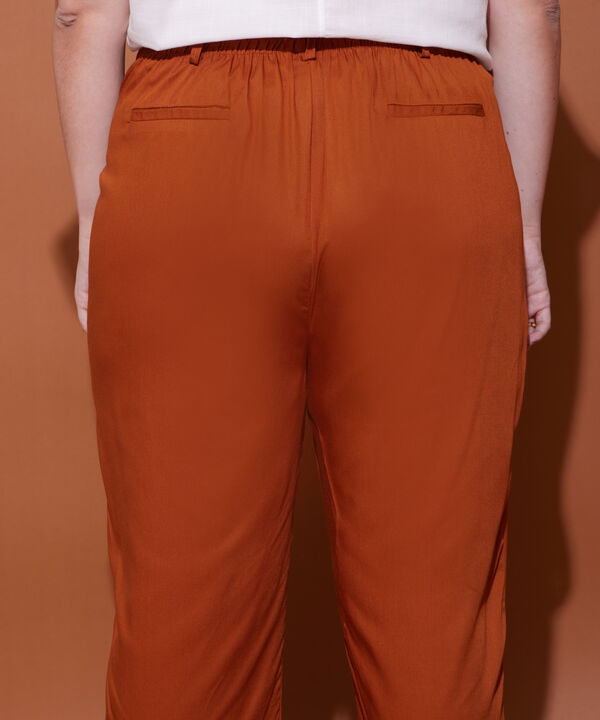 Pantalón Tipo Jogger Con Cinturón En La Misma Tela