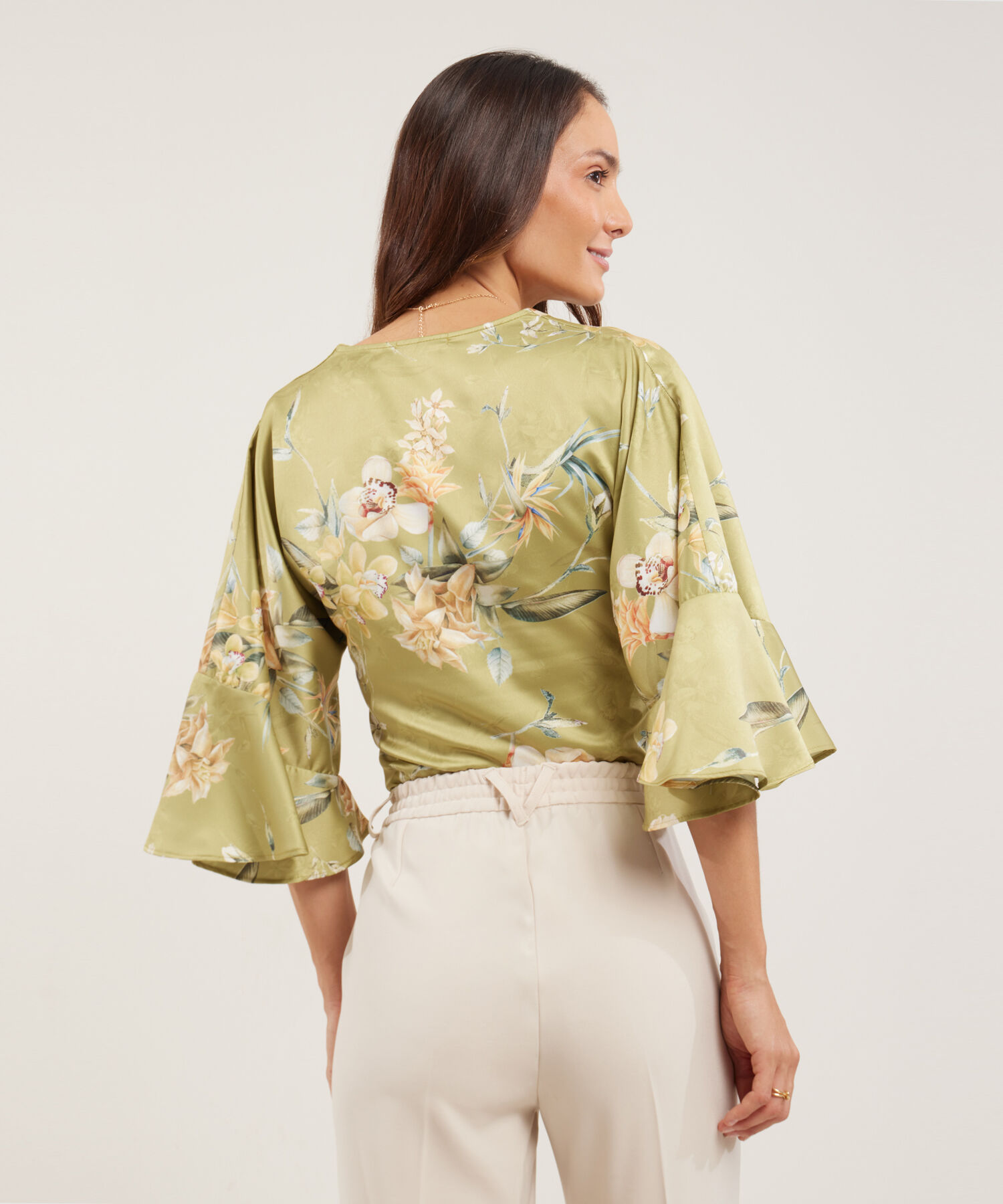 Blusa Con Escote En V, Mangas Con Volado Y Entorchado En Centro Frente