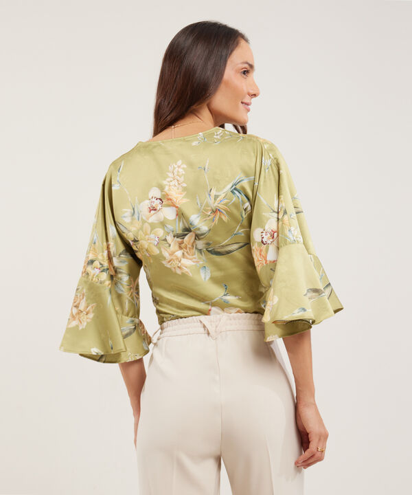 Blusa Con Escote En V, Mangas Con Volado Y Entorchado En Centro Frente