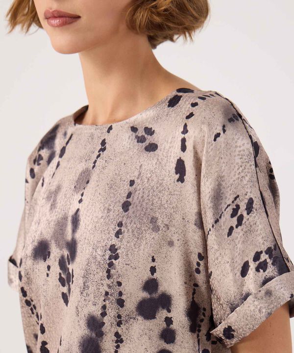Blusa satinada manga corta  image number null