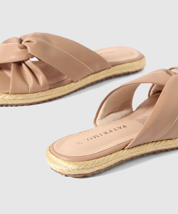 Sandalias Bajas con Entrelazado