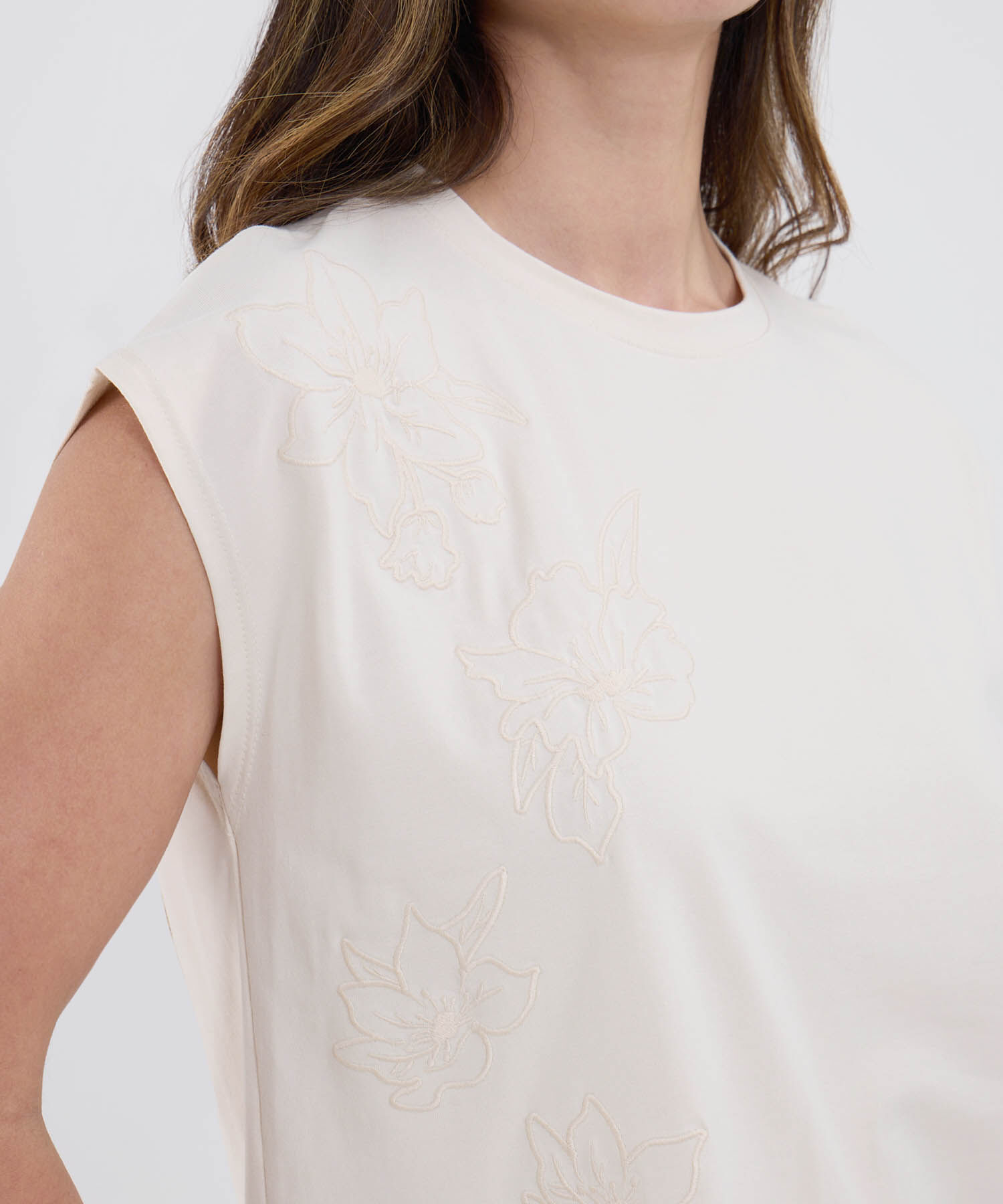 Camiseta Unicolor Con Bordado