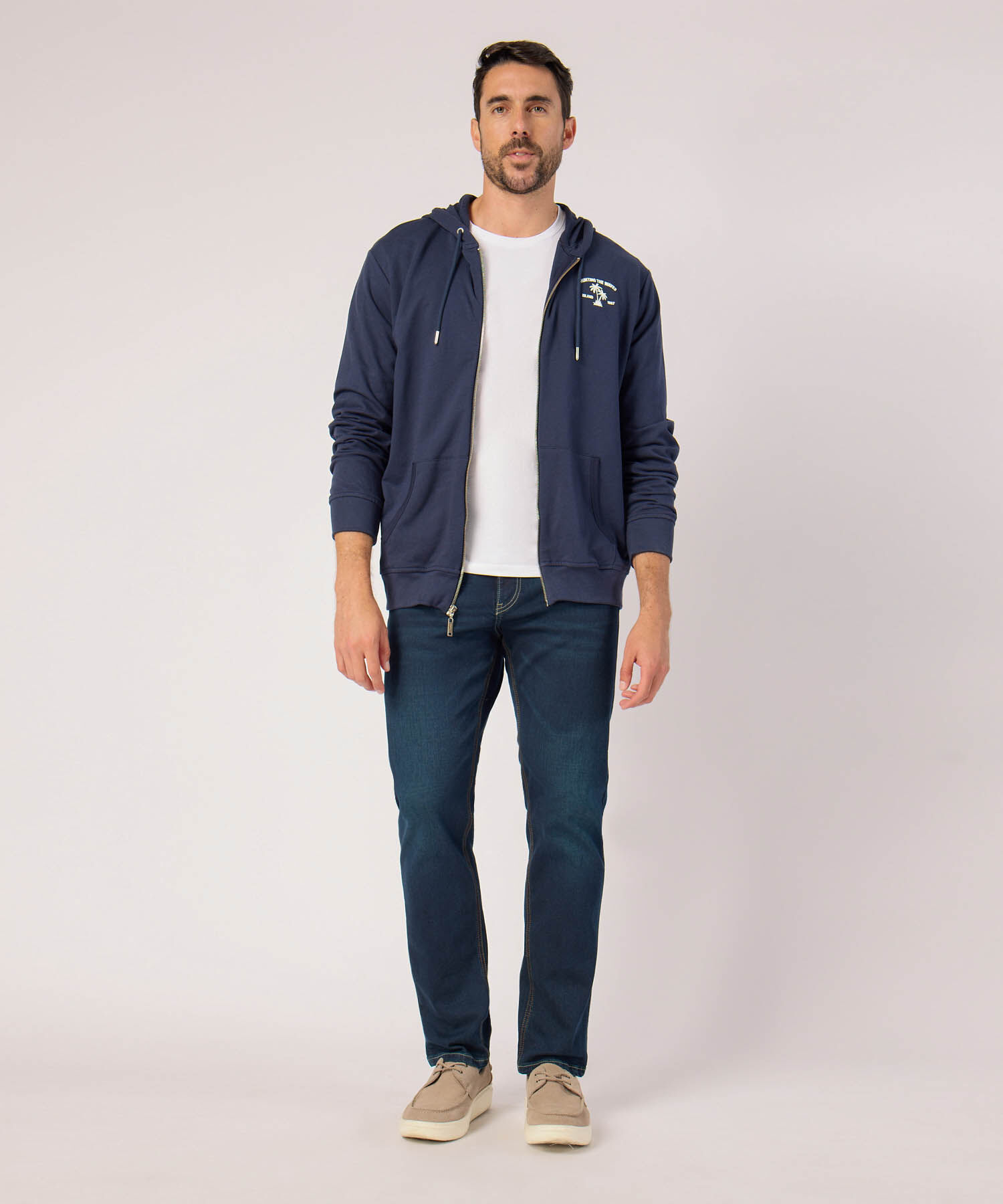 Buzo Unicolor Con Bordado En Costado 