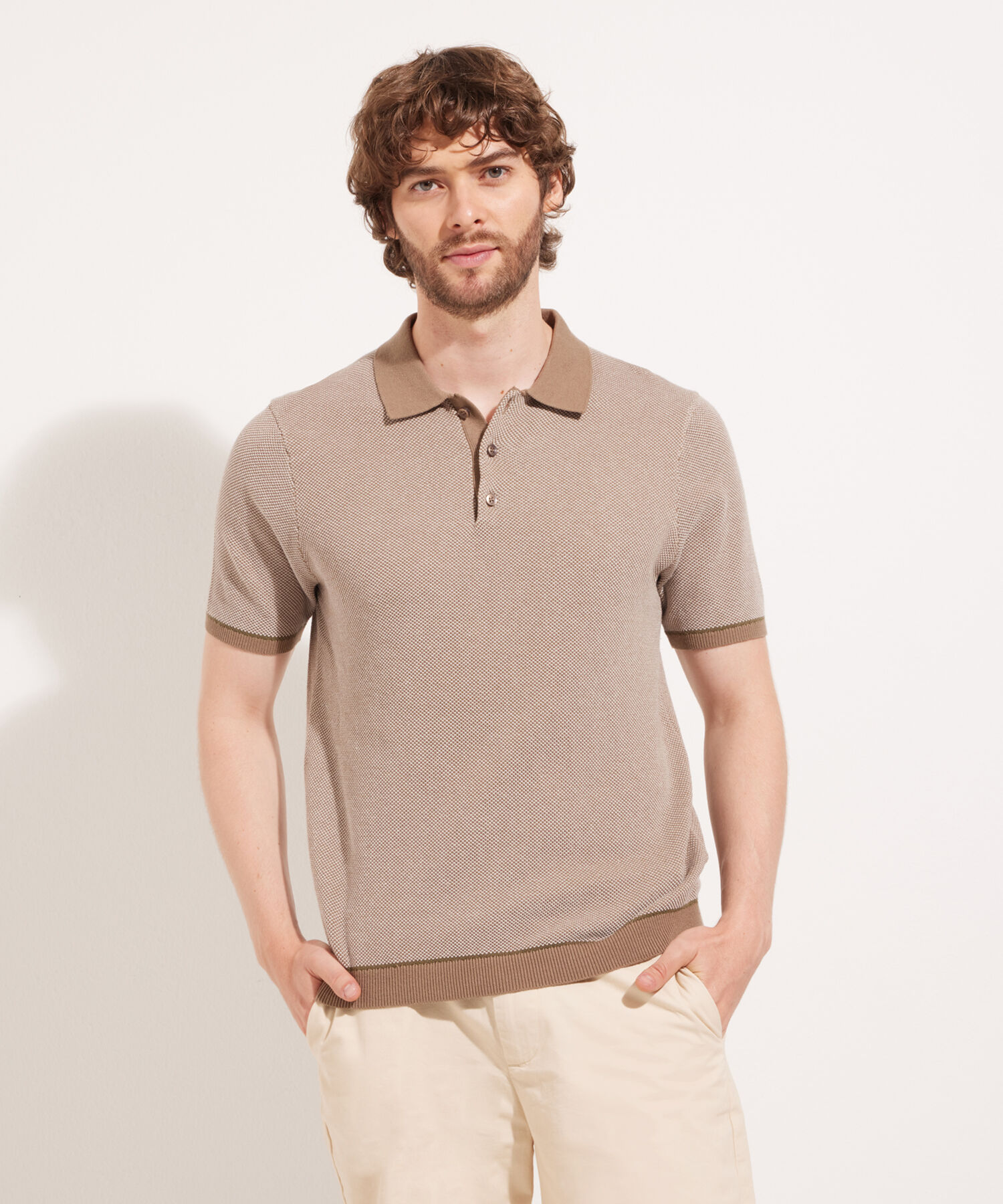 Polo Unicolor Con Detalles En Contraste