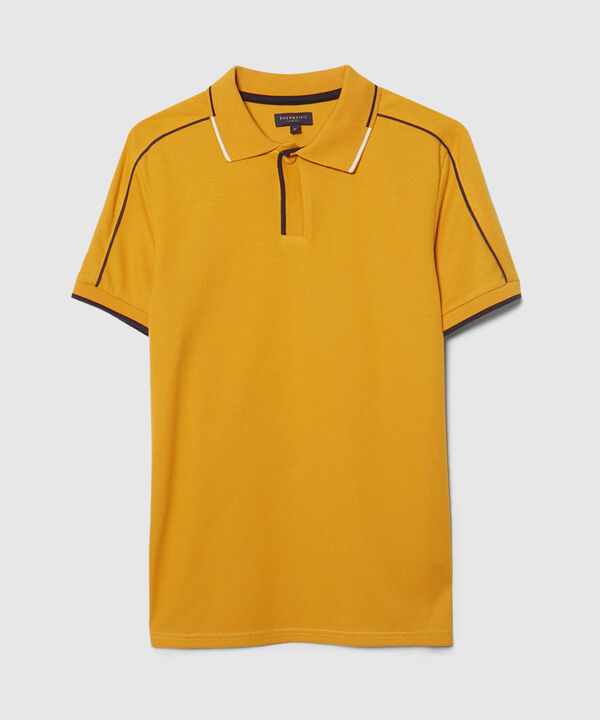 Polo Unicolor Con Pechera Tejida Y Broche