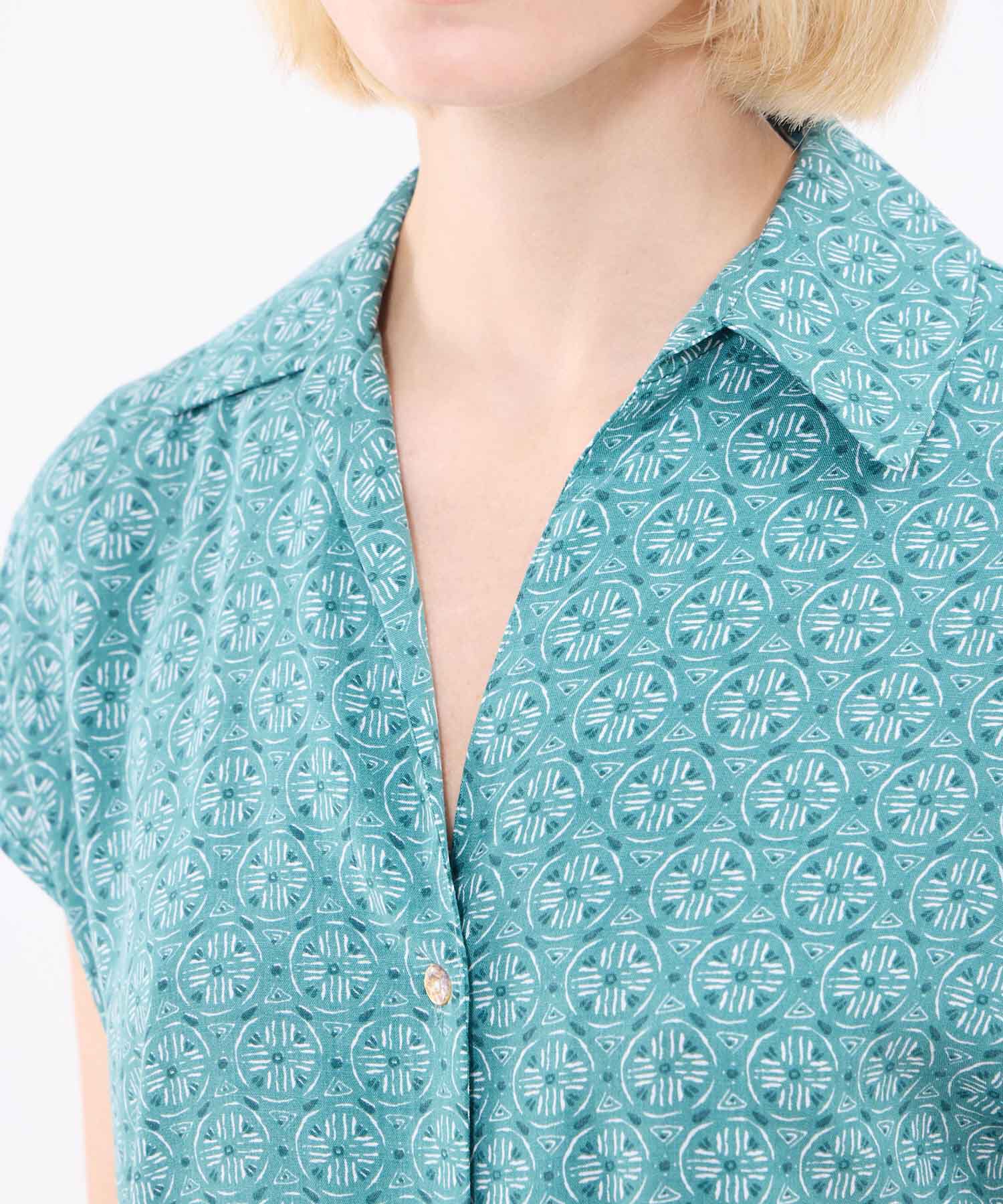 Camisa Estampada Con Hombro Corrido