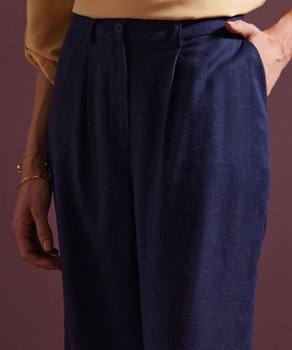 Pantalón Unicolor Tiro Alto Con Prenses, Bota Recta, Bolsillos Laterales Y Ribetes Traseros