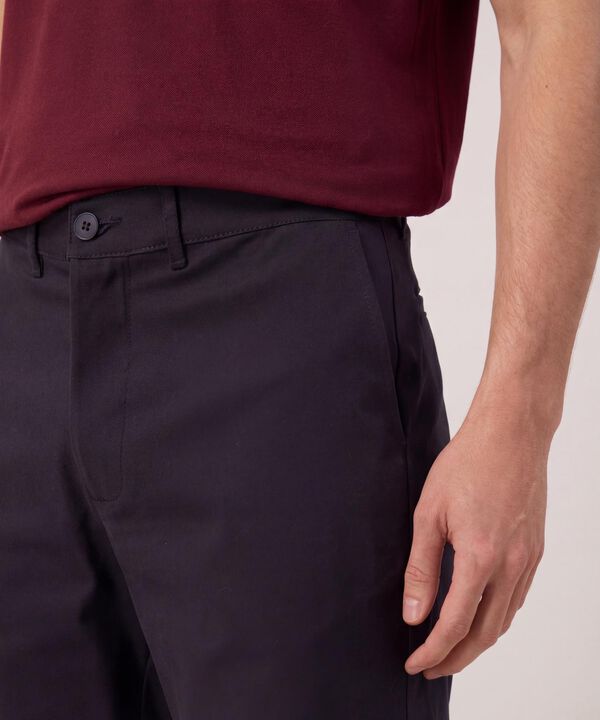 Bermuda Unicolor Con Bolsillos Diagonales 