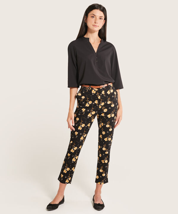 Pantal&oacute;n Chino Estampado Con Cintur&oacute;n image number null