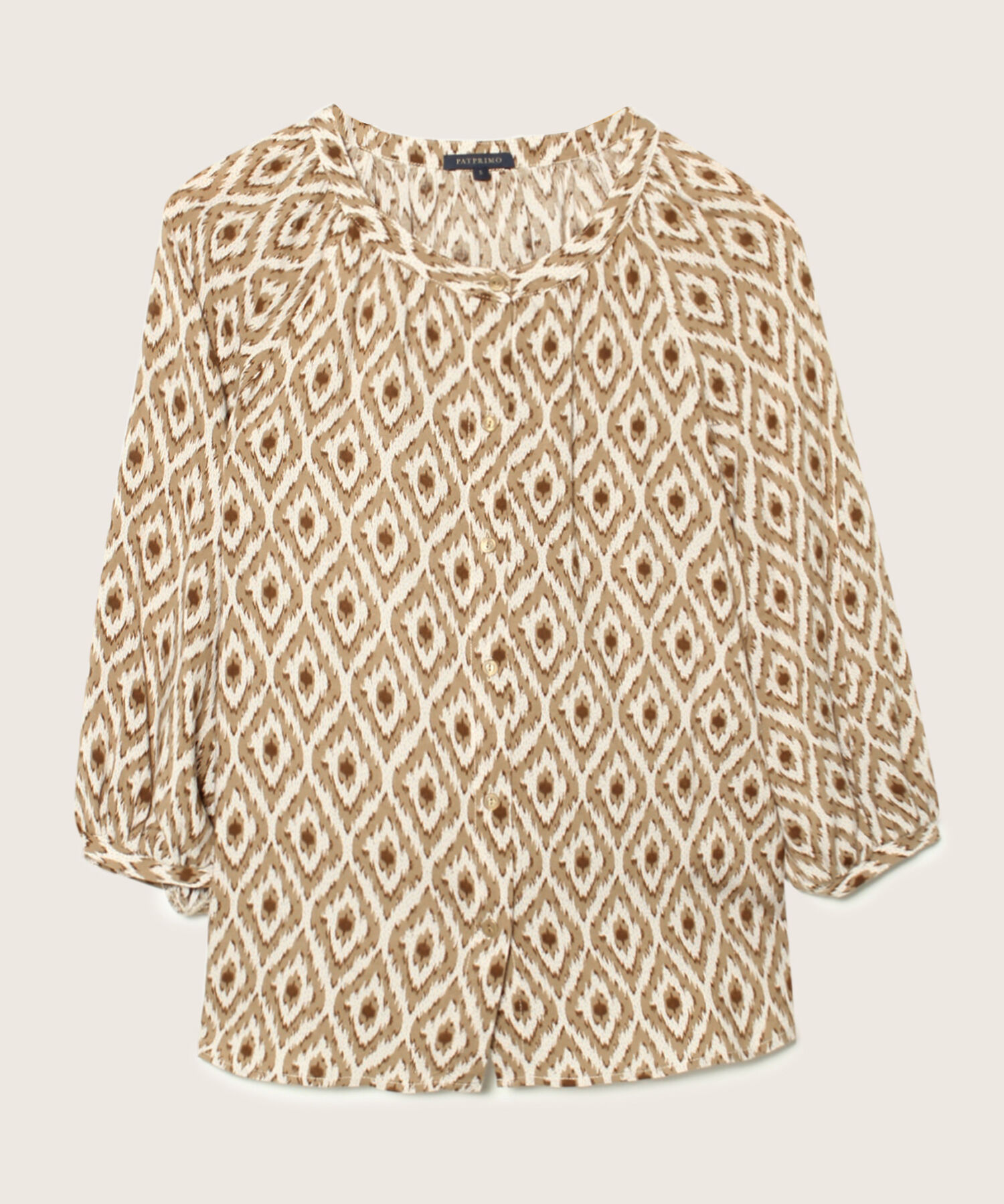 Blusa Estampada Cuello Nerú, Manga Rangland 3/4 Bombacha Con Recogido En Cuello Y Botonadura En Frente