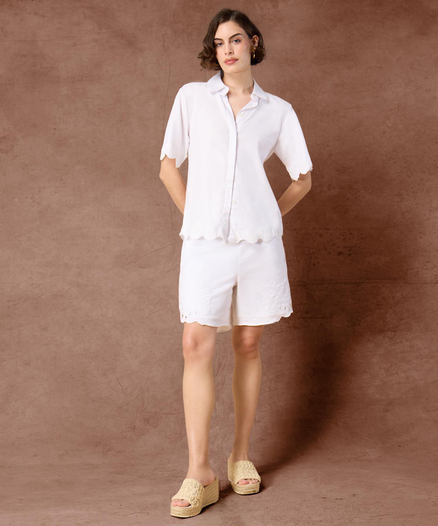 Camisa Blanca Manga Corta Borde Ondulado