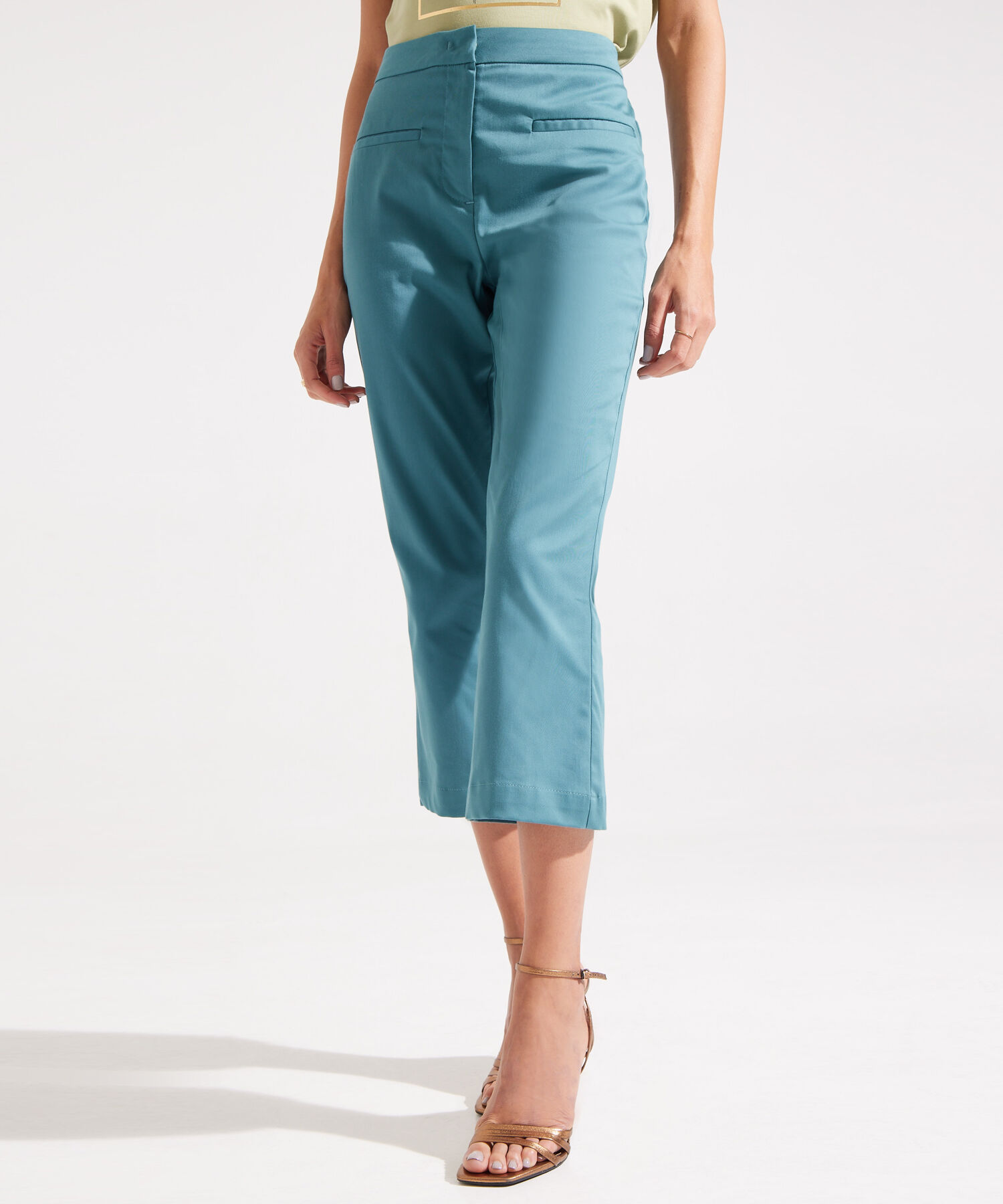 Pantalon Capri Flare Con Ribetes Decorativos En Frente