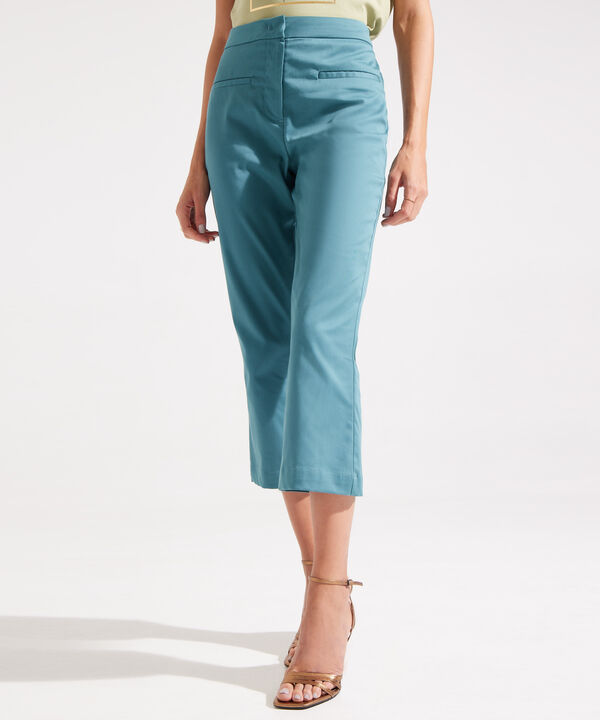 Pantalon Capri Flare Con Ribetes Decorativos En Frente