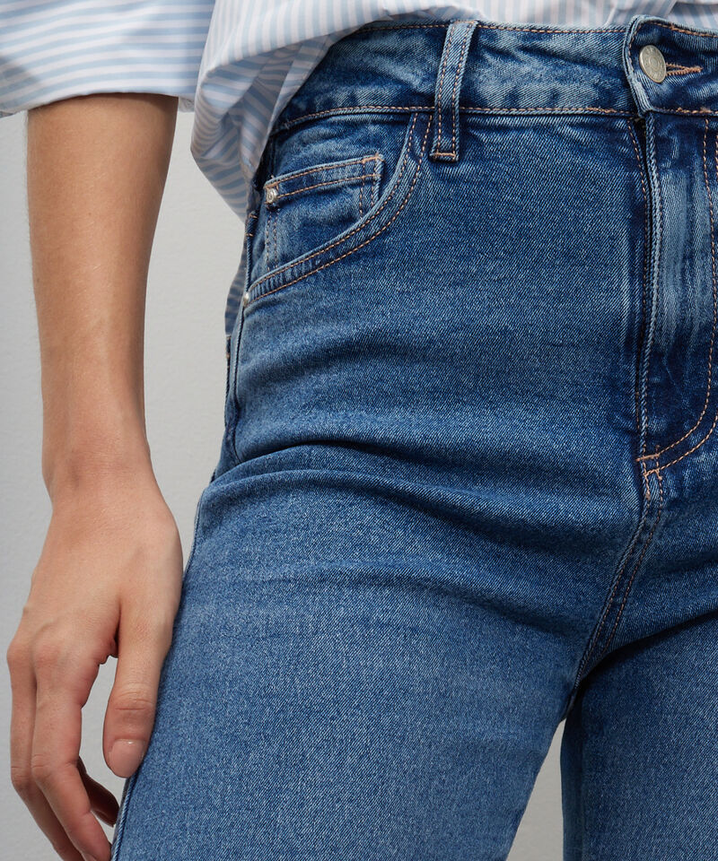 Jean Straight Ruedo Desflecado Tono Azul Medio.