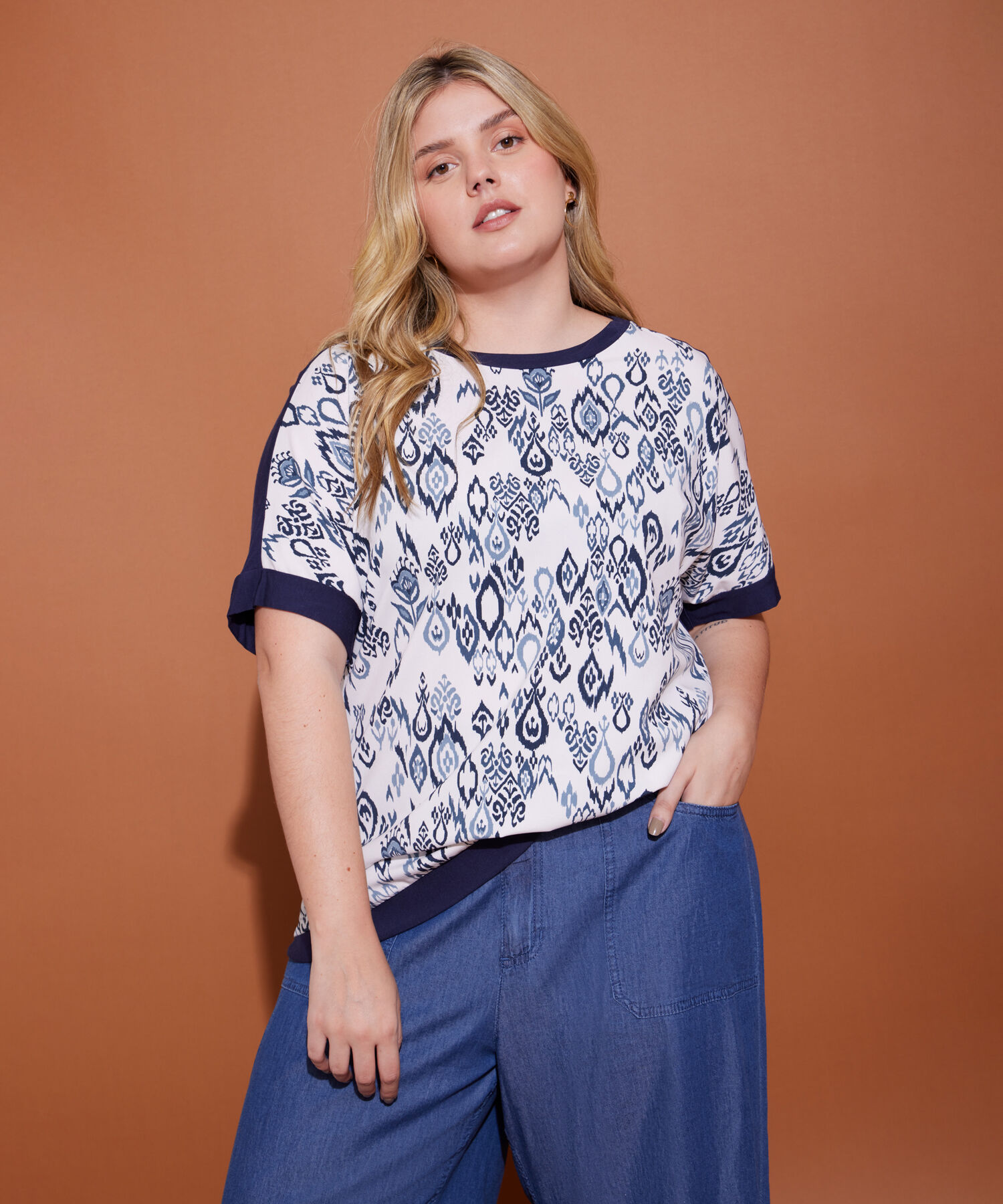 Camiseta Estampada Manga Corta Rodada Con Ruedos En Contraste
