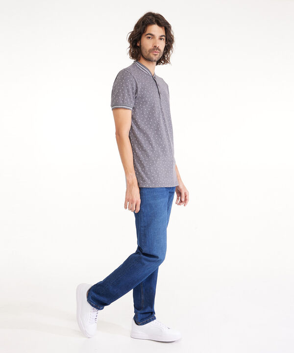 Polo Estampada, Cuello Mao, Manga Corta Con Cuello Y Puños Tejidos Preteñidos, Silueta Slim Fit